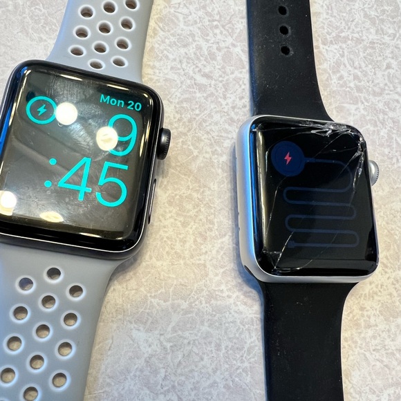 Apple Watch Series 3 42mm & Earbuds - Picture 3 of 5